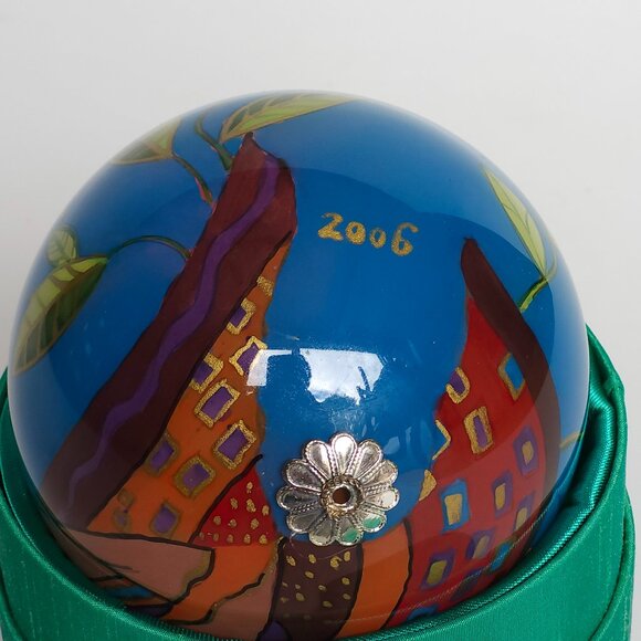 BEAUTIFUL Pier 1 Li Bien Nativity Ornament Christmas Bulb Ornament 2006 Glass - Picture 3 of 7